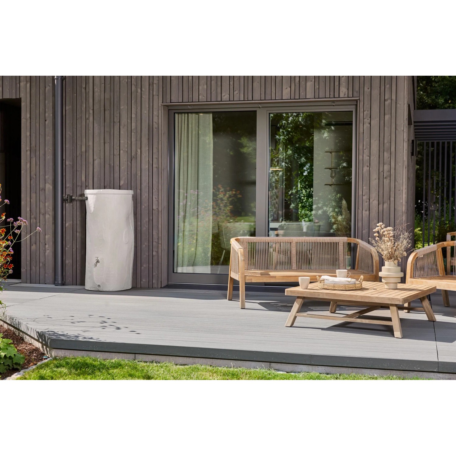 Garantia Regentonne Woodstock Baumstamm 250 l Greywood im Garten.