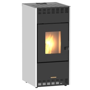 Weißer Blaze Pelletofen Mareni 10 kW mit schwarzer Tür und Flamme im Sichtfenster.