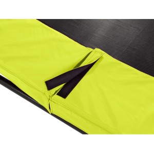 Detailaufnahme: Grüne Schutzabdeckung mit Klettverschluss am EXIT Silhouette Trampolin.