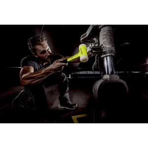 Mann benutzt Halder Schonhammer (50mm) mit gelbem Stiel an Flugzeugfahrwerk. Rückschlagfreier Hammer für kraftvolle Schläge.