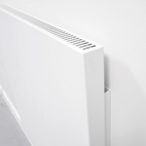 Weiße VASNER Hybrid Infrarotheizung Konvi, 1200 Watt, an Wand montiert.