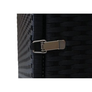 Detailaufnahme: Schwarze Mülltonnenverkleidung aus Polyrattan mit silbernem Verschluss.