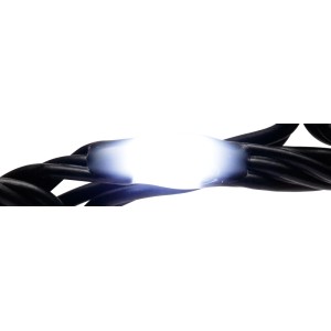 Nahaufnahme einer leuchtenden weißen LED an einem schwarzen Kabel der OBI LED Lichterkette für Außenbeleuchtung.