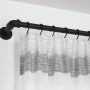 Gardinia S-Haken Industrial Home, Ø 25mm, schwarz, 10 Stück, an schwarzer Gardinenstange mit Vorhang.