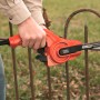 Black+Decker KA900E Powerfeile beim Schleifen eines Metallzauns.