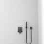 Ideal Standard Brausehalter Idealrain Atelier eckig in Magnetic Grey an weißer Wand.
