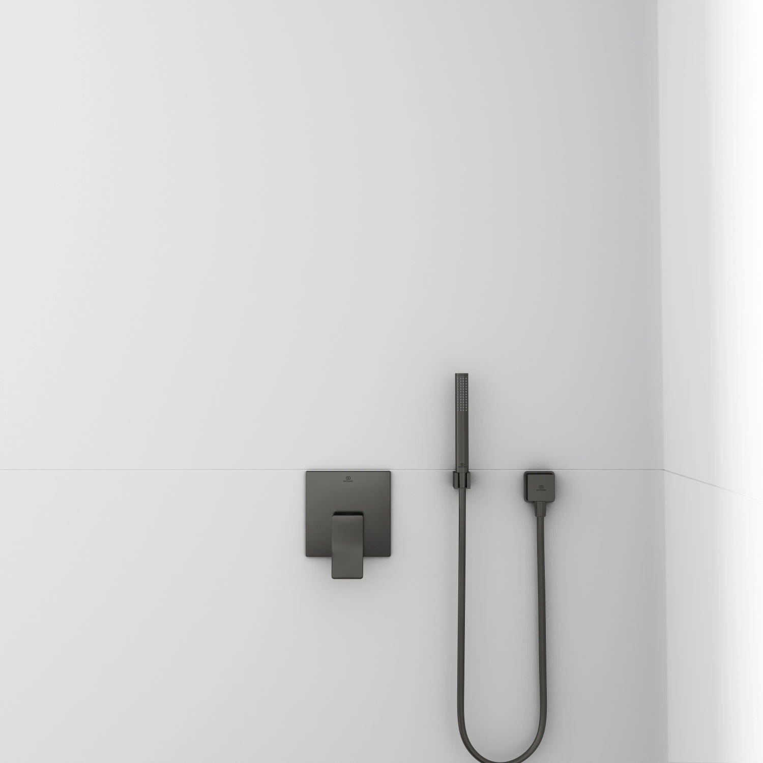 Ideal Standard Brausehalter Idealrain Atelier eckig in Magnetic Grey an weißer Wand.