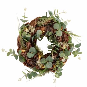 Dekorativer Boltze Hängekranz Eukala mit braunen Zapfen, grünen Eukalyptusblättern und warmweißen LEDs, Ø 45 cm.
