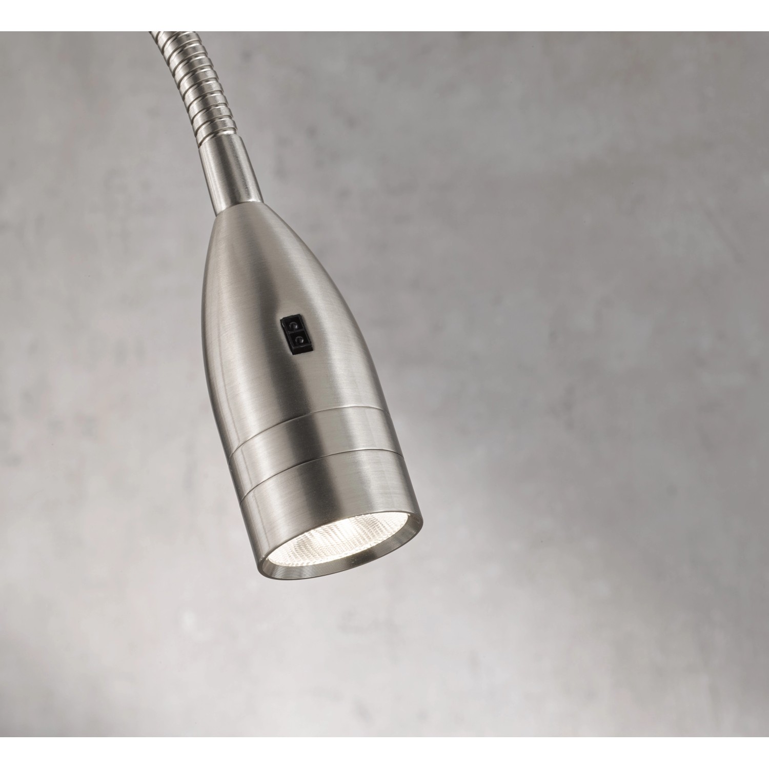 Nickelfarbene LED-Klemmleuchte Sten von Fischer & Honsel, flexibel dimmbar.