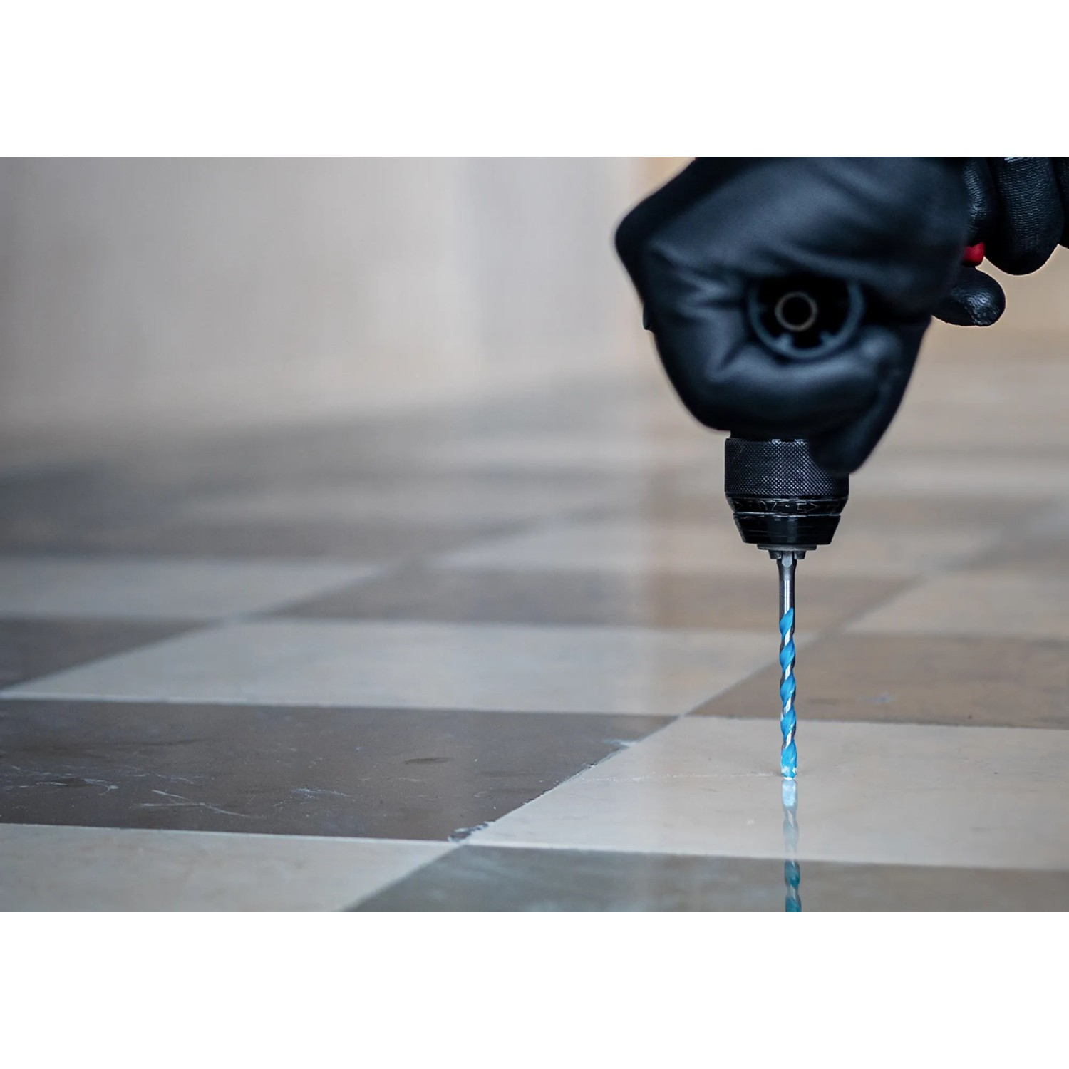 Bosch Expert Multi Construction Bohrer CYL-9 in Aktion, Universalbohrer für diverse Materialien.