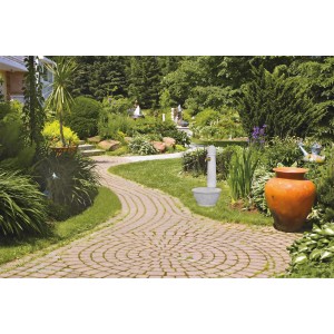 Garantia Steinbrunnen Roma Lightgranite im Garten mit Nostalgie-Auslaufhahn.