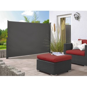 Anthrazitfarbene Seitenmarkise Livingston 3x1,5m als Wind- und Sichtschutz auf Terrasse.