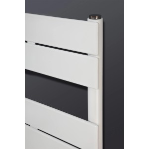Detailansicht: Weißer Ximax Badheizkörper P2, 1420x600 mm, mit horizontalen Paneelen.