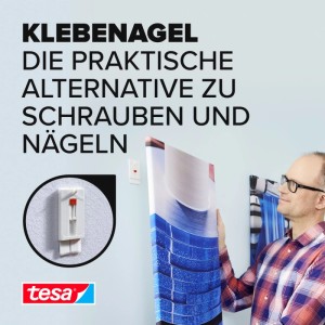 Tesa Klebenagel für Tapeten & Putz, verstellbar, bis 2 kg. Mann hängt Bild auf. Nahaufnahme des Klebenagels.