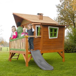Axi Spielhaus Emma mit Rutsche, braun/grün, mit Kindern auf der Veranda und grauer Rutsche.