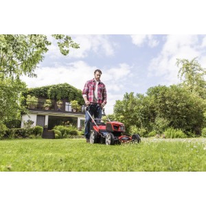 Mann mäht Rasen mit rotem Al-Ko Akku-Rasenmäher 46.9 LI SP Energy Flex im Garten.