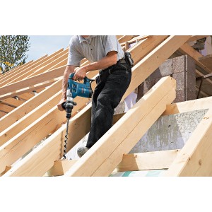 Bosch Professional GBH4-32DFR Bohrhammer in Aktion beim Bohren in Holzkonstruktion.