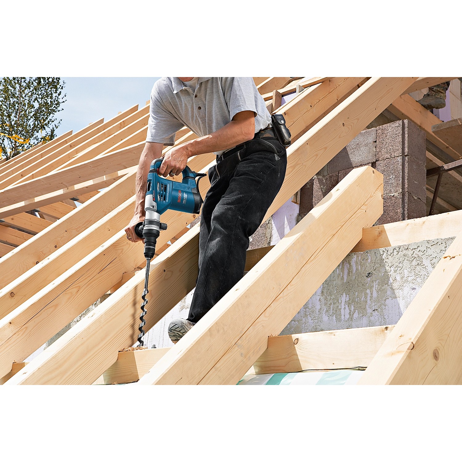 Bosch Professional GBH4-32DFR Bohrhammer in Aktion beim Bohren in Holzkonstruktion.