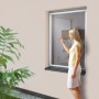Weißer Insektenschutzrahmen aus Aluminium am Fenster, Frau im Bild.