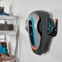 Gardena Wandhalterung mit Sileno Mähroboter an der Wand für platzsparende Aufbewahrung.