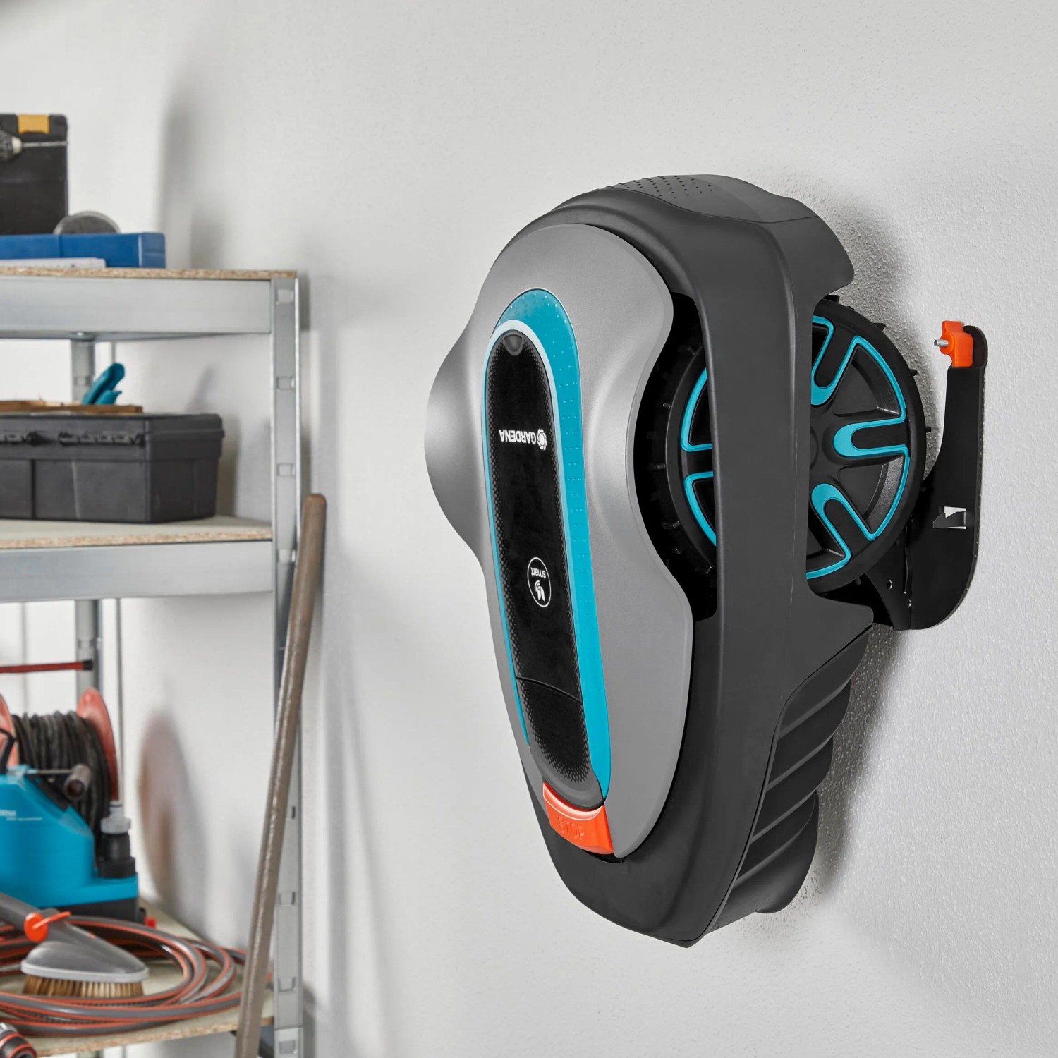 Gardena Wandhalterung mit Sileno Mähroboter an der Wand für platzsparende Aufbewahrung.