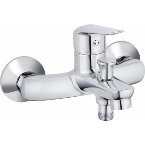 Verchromte Einhebel-Wannenarmatur Maja für die Wandmontage im Badezimmer.