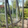 Vitavia Seitenfenster H mit ESG Alu im Gewächshaus, geöffnet zur Belüftung.
