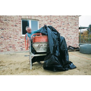 Schwarze LUX Baufolie (4x4m) als Schutzplane über einem Betonmischer.