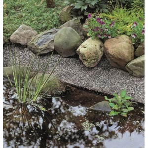Ubbink Steinfolie Classic Anthrazit am Teichrand mit Steinen und Pflanzen.
