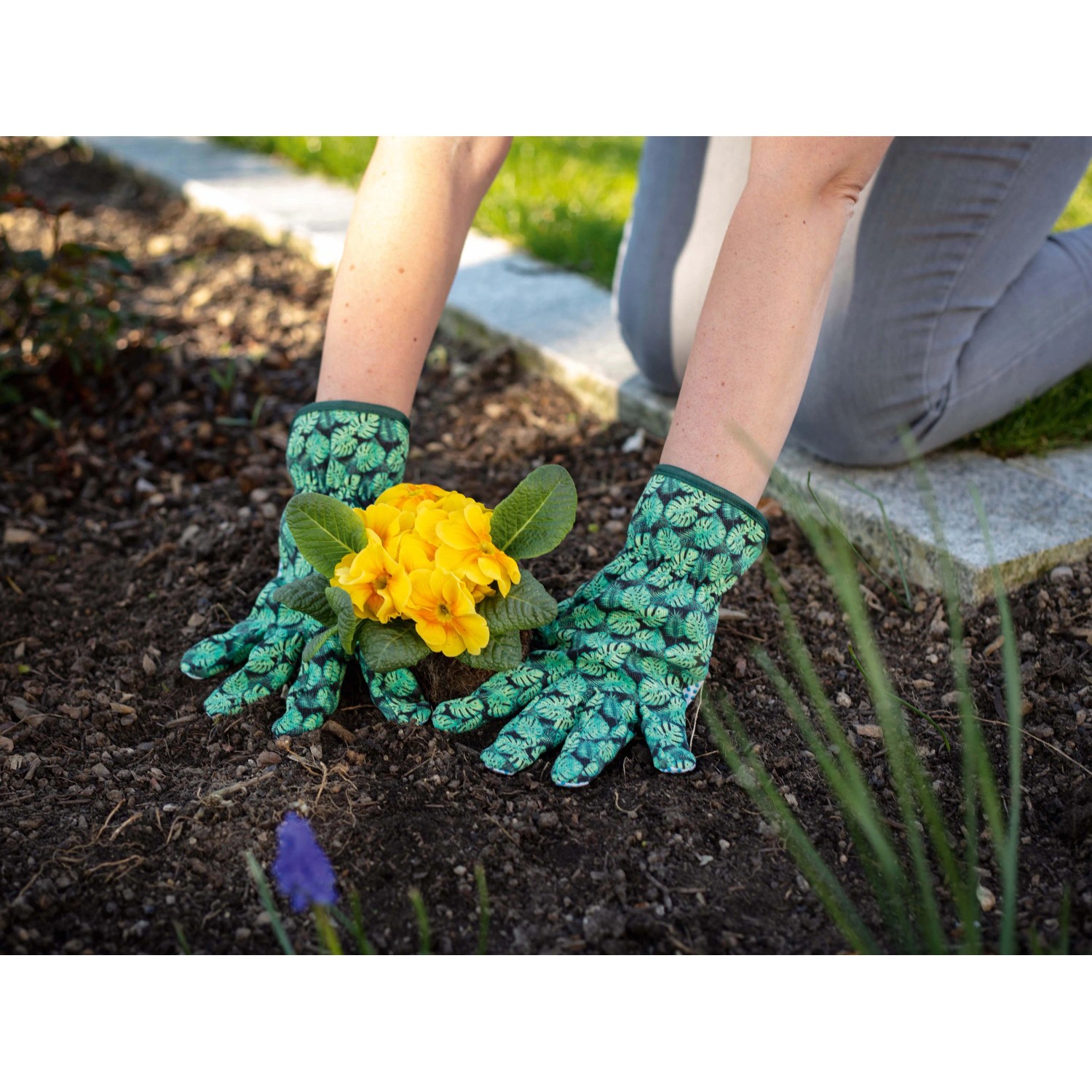 Hände mit Gartenhandschuhen (3er Set) pflanzen gelbe Blume. Arbeitshandschuhe mit Blattmuster, Größe 8.