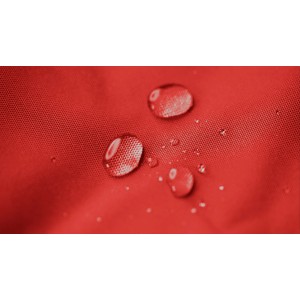 Wasserabweisender, roter Bezug des Sitting Point Sessel Swing (Sitzsack) mit Wassertropfen.