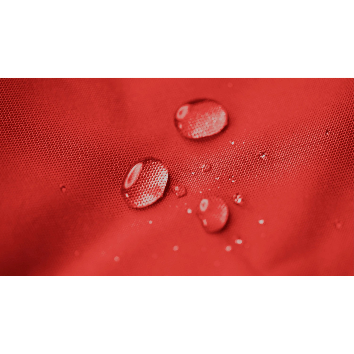 Wasserabweisender, roter Bezug des Sitting Point Sessel Swing (Sitzsack) mit Wassertropfen.