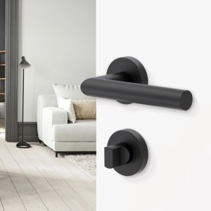 Mattschwarze Novadoors NOVA CORVO WC Türgriffgarnitur aus Edelstahl mit PVD-Beschichtung an weißer Tür. Modernes Design.