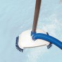 Weka Pool Bodenreinigungsset im Einsatz: Poolsauger mit Bürsten und Schlauch im Wasser.