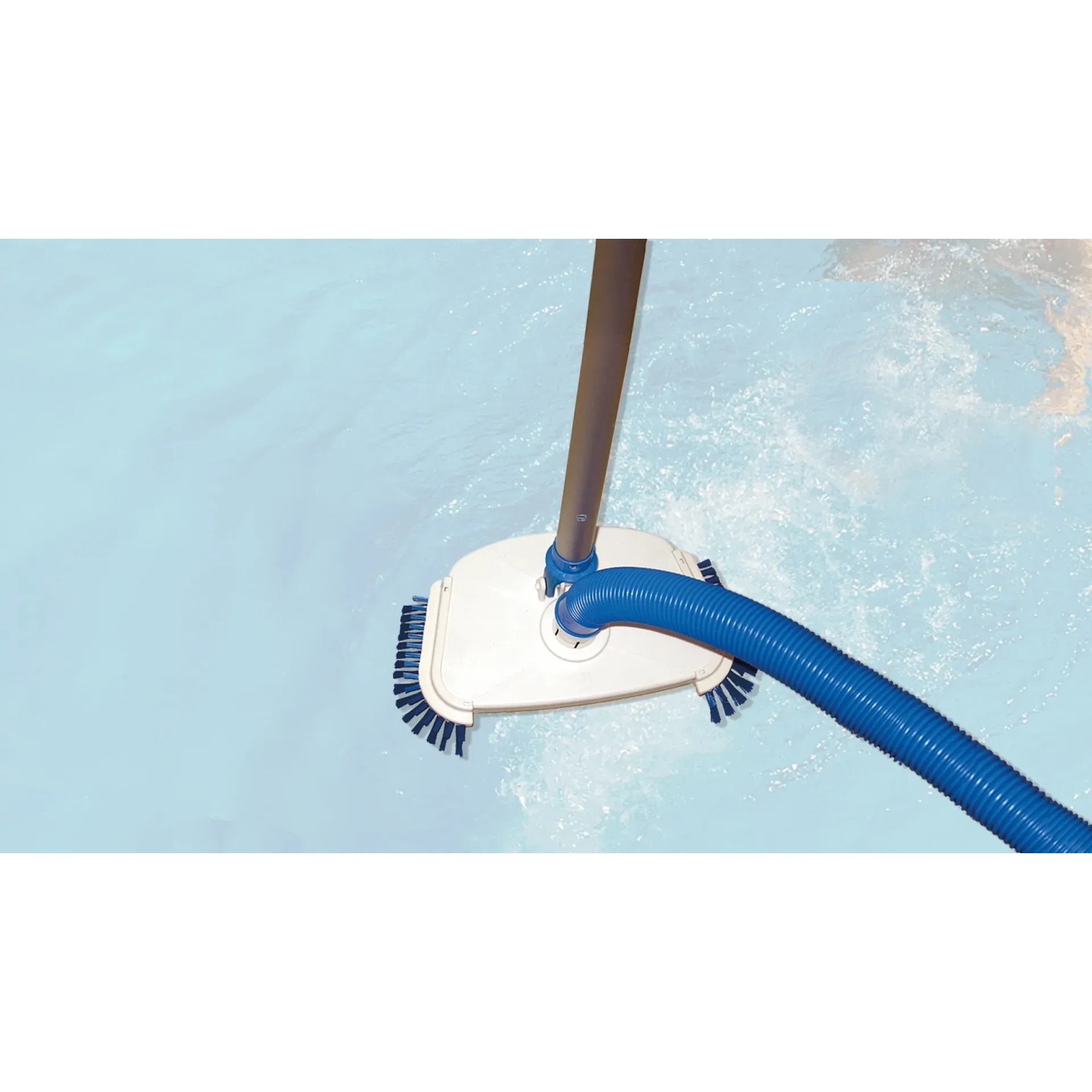 Weka Pool Bodenreinigungsset im Einsatz: Poolsauger mit Bürsten und Schlauch im Wasser.