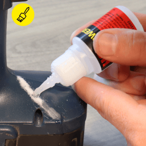 Anwendung von HG Power Glue Primer auf einem Werkstück. Kleber für optimale Haftung.