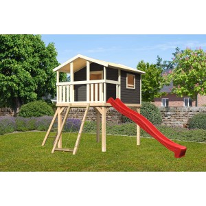 Karibu Stelzenhaus Benjamin in Terragrau mit roter Rutsche, Leiter und Netzrampe im Garten.
