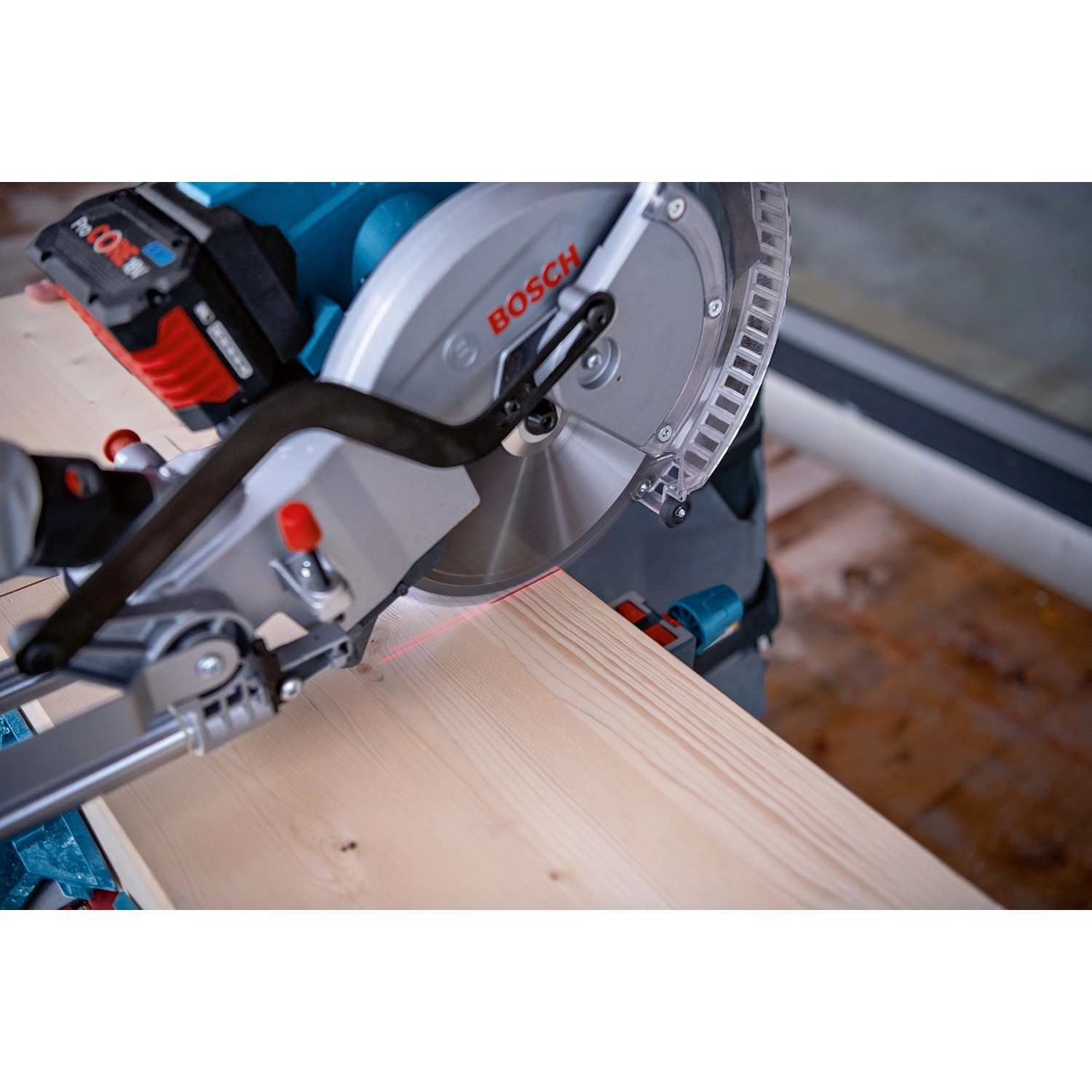 Bosch Professional Akku-Kapp- und Gehrungssäge GCM 18 V-254 D beim Sägen von Holz.