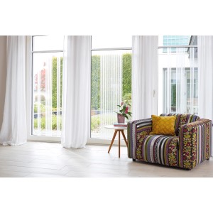 d-c-fix Static Windows Stripes Clarity als Sichtschutz auf Fenster mit Vorhängen und Sessel.
