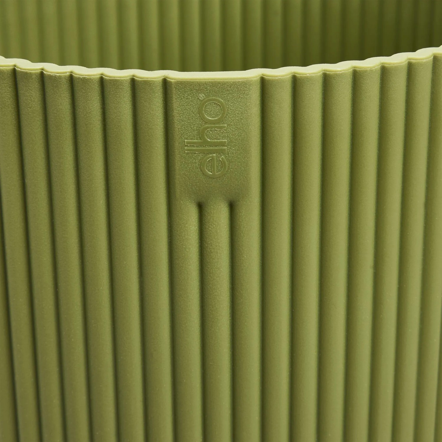 Detailaufnahme: Grüner Elho Blumentopf Vibes Fold, rund, Ø 18 cm, mit Rillenmuster.