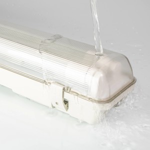 Graue LED-Feuchtraumleuchte 120cm mit Wasserstrahl, ideal für Keller und Garage.