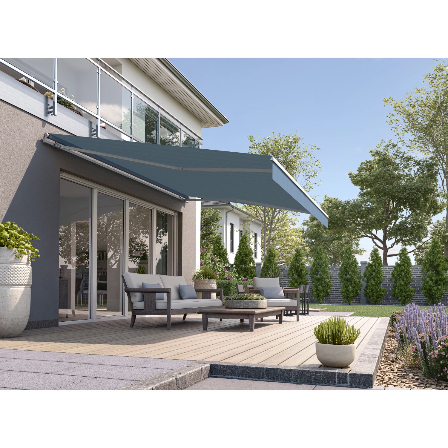 Ausgefahrene, blau-graue Gelenkarmmarkise Wismar Classic (300x200 cm) auf einer Terrasse.