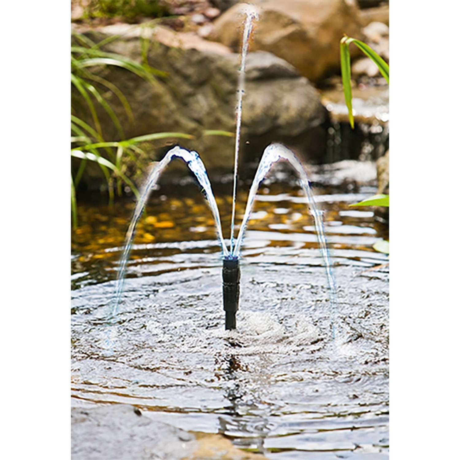 Heissner Aqua Jet Eco 1500 Teichpumpen-Set mit Wasserspiel im Gartenteich.