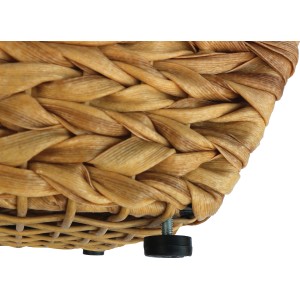 Detailansicht des quadratischen Pflanzkübels in Natur mit Polyrattan-Flechtoptik und Stellfüßen.