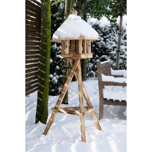 Geflammter Dreibein-Vogelhausständer von Dobar, 90cm hoch, mit schneebedecktem Vogelhaus im Wintergarten.
