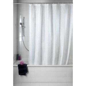 Wenko Duschvorhang Deluxe, weiß, 200x180 cm, mit Glanzeffekt, hängt an einer Badewanne.