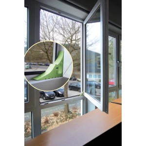Grüner Schellenberg Türstopper/Fensterstopper im Einsatz, verhindert Zuschlagen von Fenster.