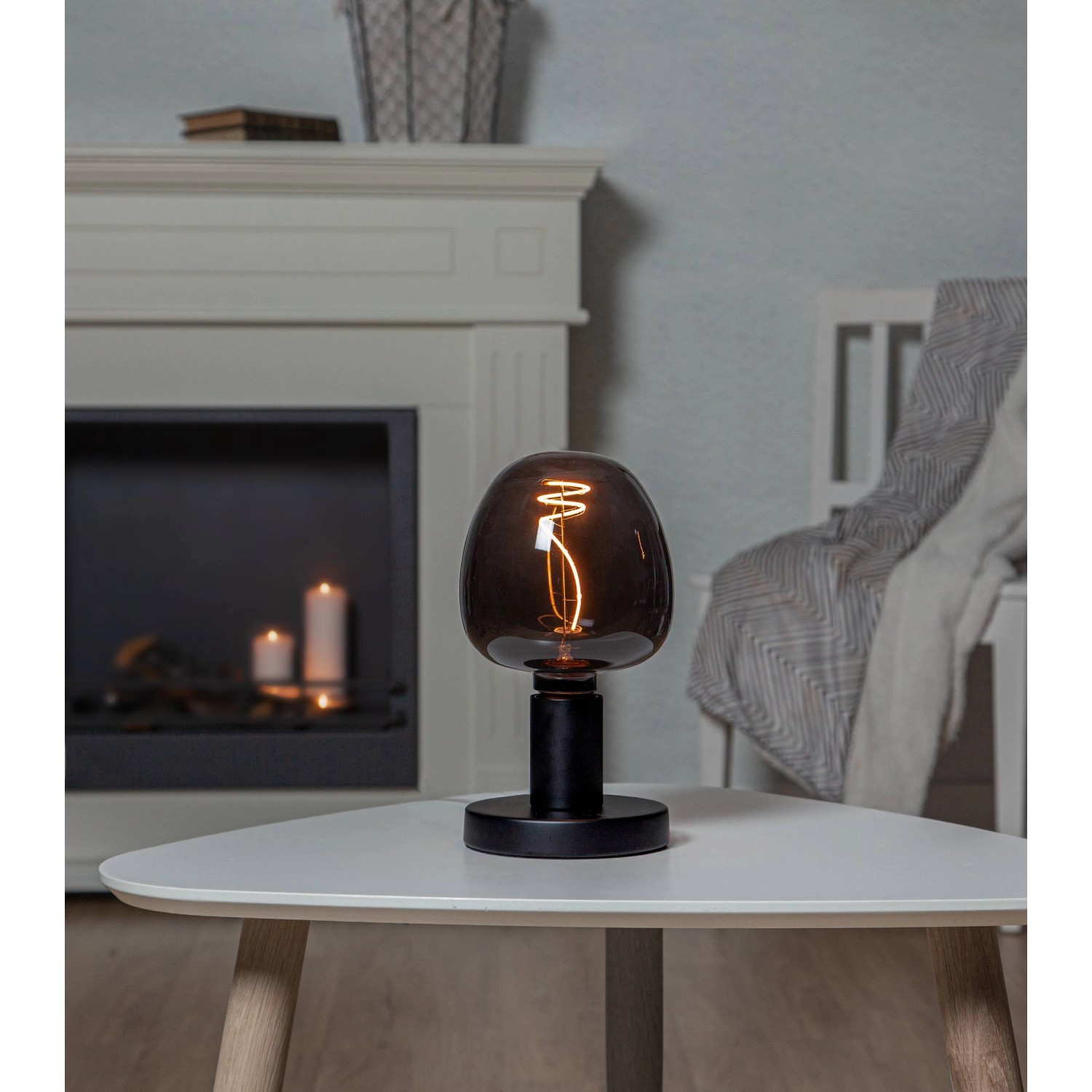 Eglo E27 LED Leuchtmittel, 4 W, mit rauchfarbenem Glas auf Tisch, warmes Licht.