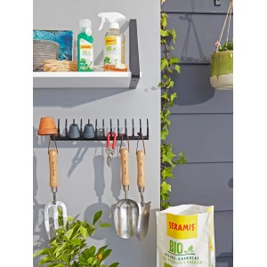Seramis Bio-Vitalspray 500ml und weitere Gartenprodukte auf einem Regal.