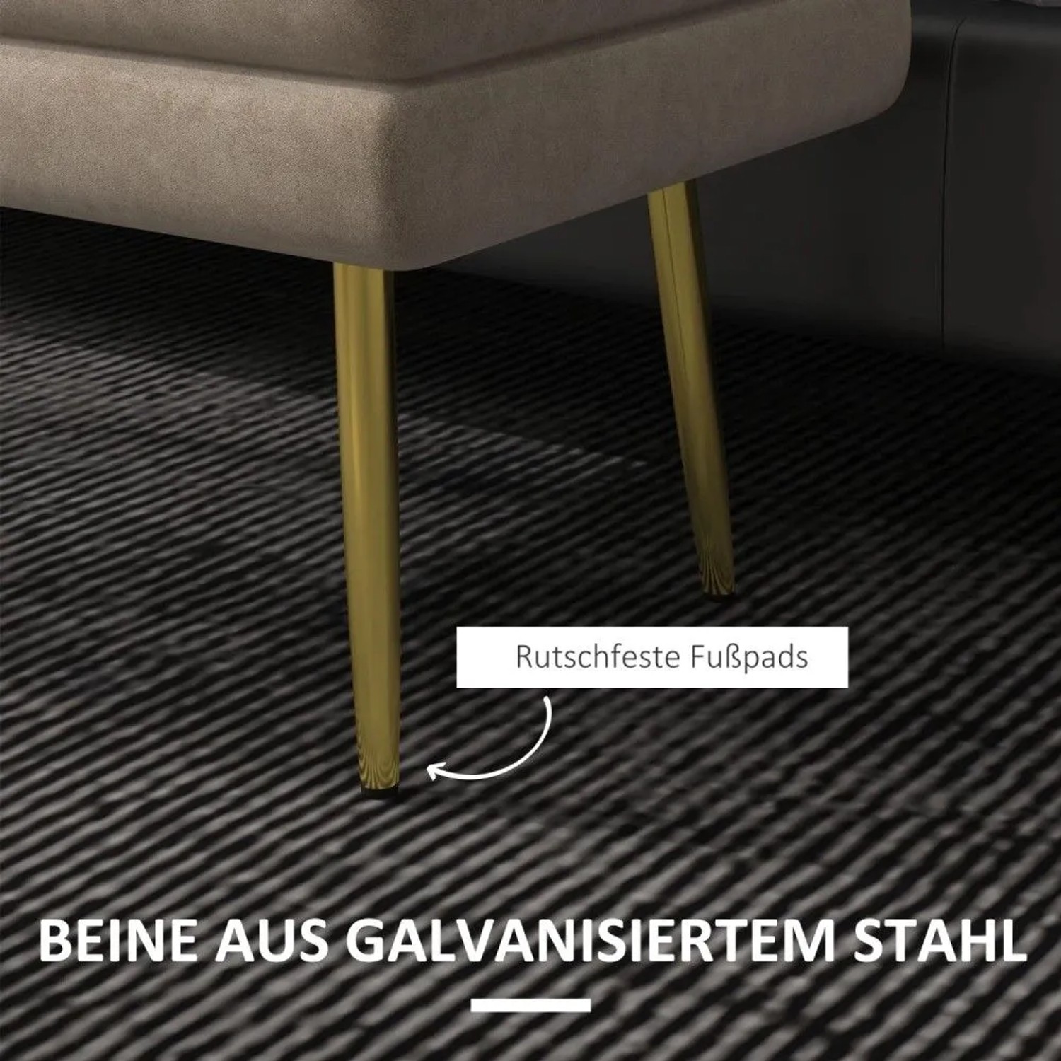 Nahaufnahme der beigen HOMCOM Sitzbank mit goldfarbenen Beinen aus verzinktem Stahl und rutschfesten Fußpads auf Teppich.